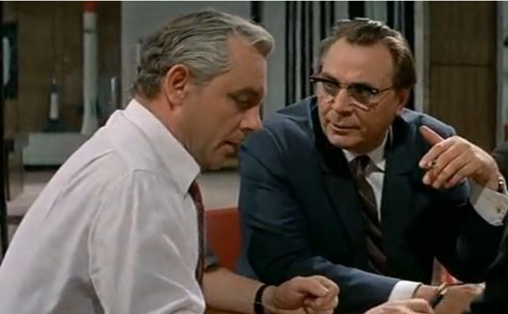 Кадр из фильма. Кирилл Лавров и Евгеений Матвеев в роли директора завода