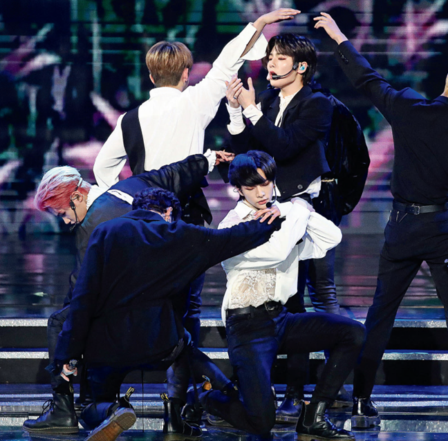 Книги АСТ нонфикшн, фото из книги «Stray Kids. Фанбук о лидерах K-pop» 