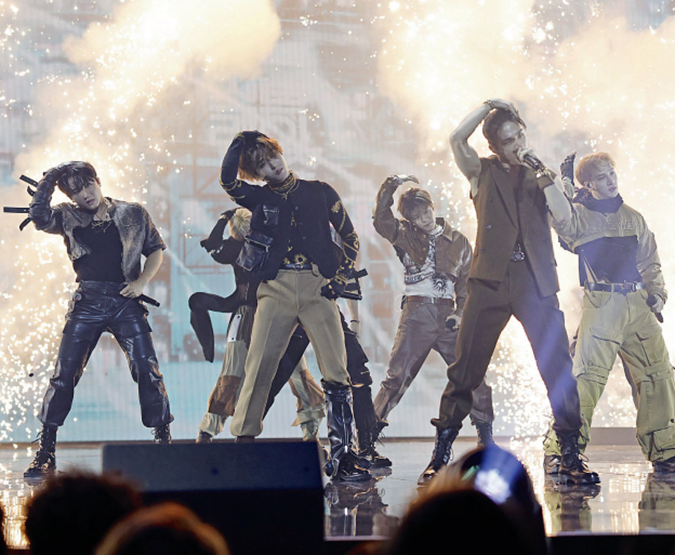 Книги АСТ нонфикшн, фото из книги «Stray Kids. Фанбук о лидерах K-pop»