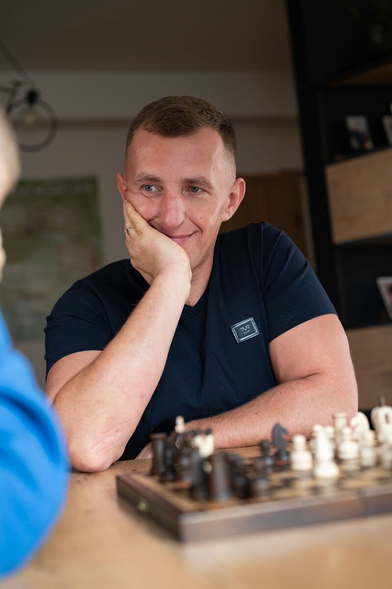 Войтек отдыхает душой со своим сыночком дома в Польше. Foto: Agata Kukla / VG
