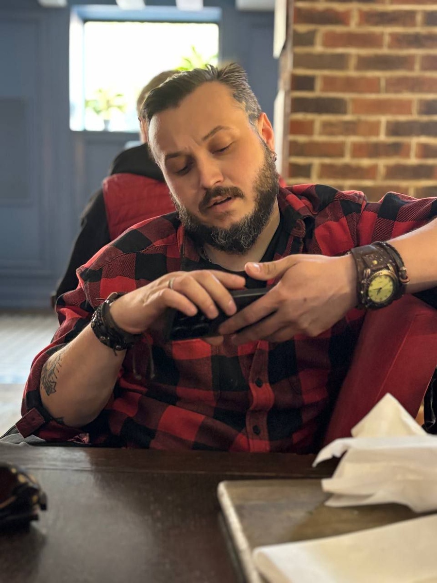 Художник-декоратор Евгений Гриппа/