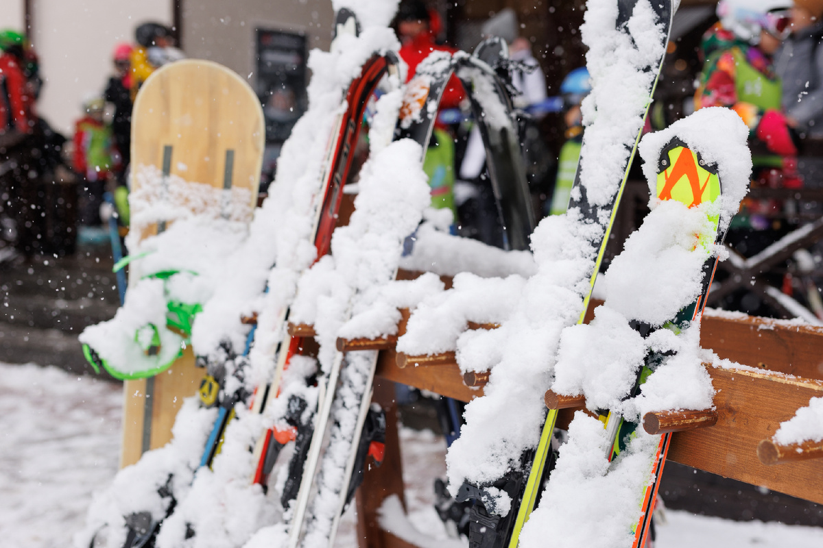 Горнолыжное снаряжение, покрытое снегом. Источник: Shutterstock 