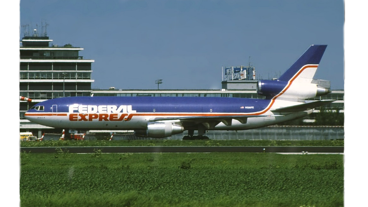 Самолет N306FE, участвовавший в происшествии. Фото 1986 года.
