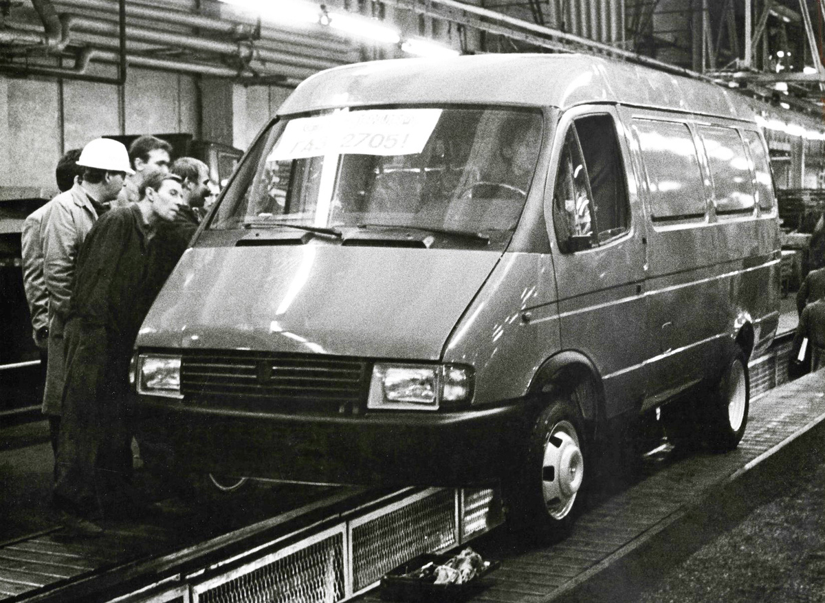 Первый цельнометаллический фургон ГАЗ-2705 на конвейере