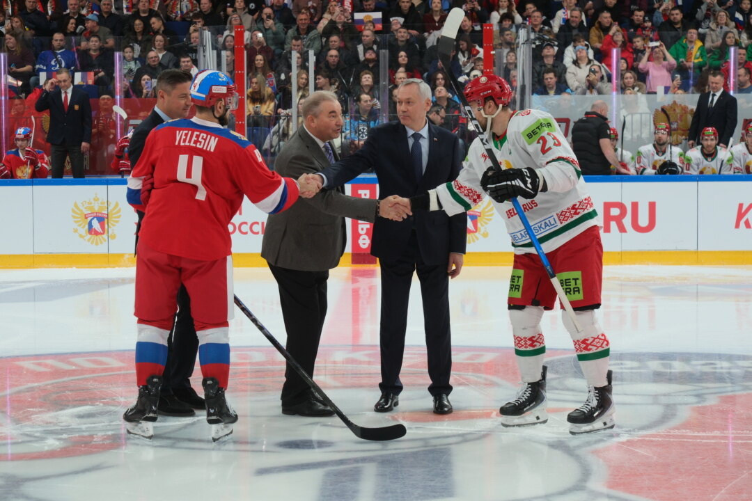    Губернатор Новосибирской области Андрей Травников и президент Федерации хоккея России Владислав Третьяк торжественно открыли матч первых сборных России и Белоруссии. Фото: официальный сайт правительства Новосибирской области