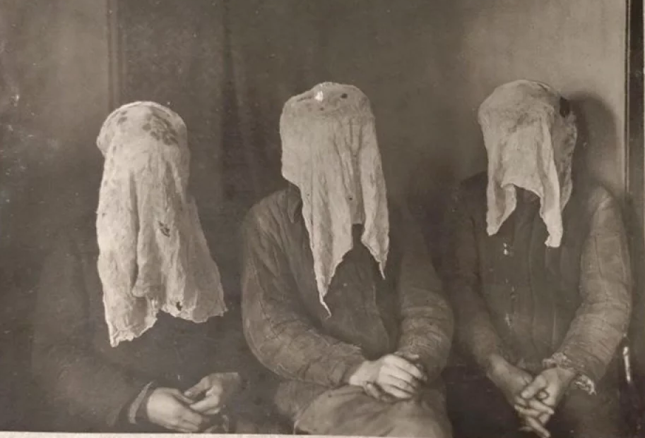 Члены банды Коробова в масках, в которых они выходили на грабежи