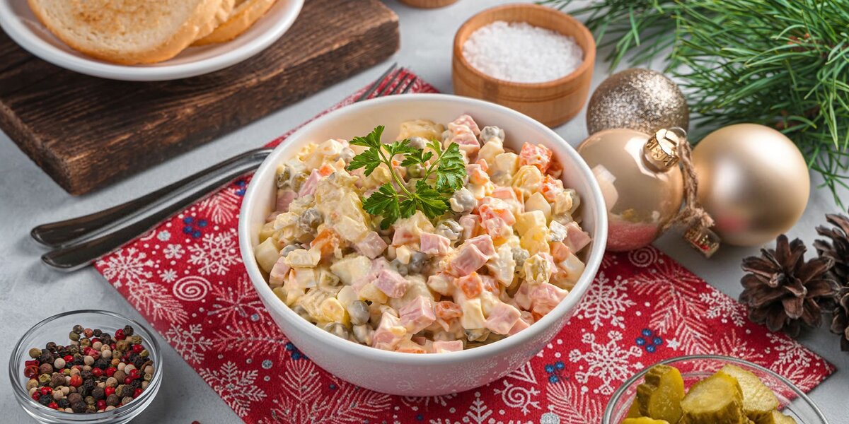 Оливье в своем привычном амплуа — главный гость праздничного ужина
