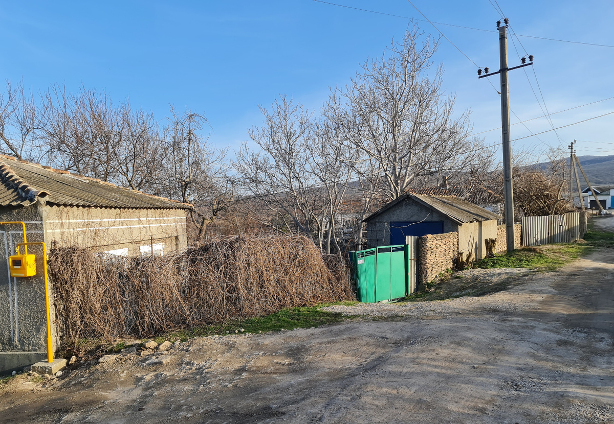 Улица Коммуны, 2024г, февраль, асфальта ещё нет, пушки тоже нет, ворота старые, гостевой домик не построен