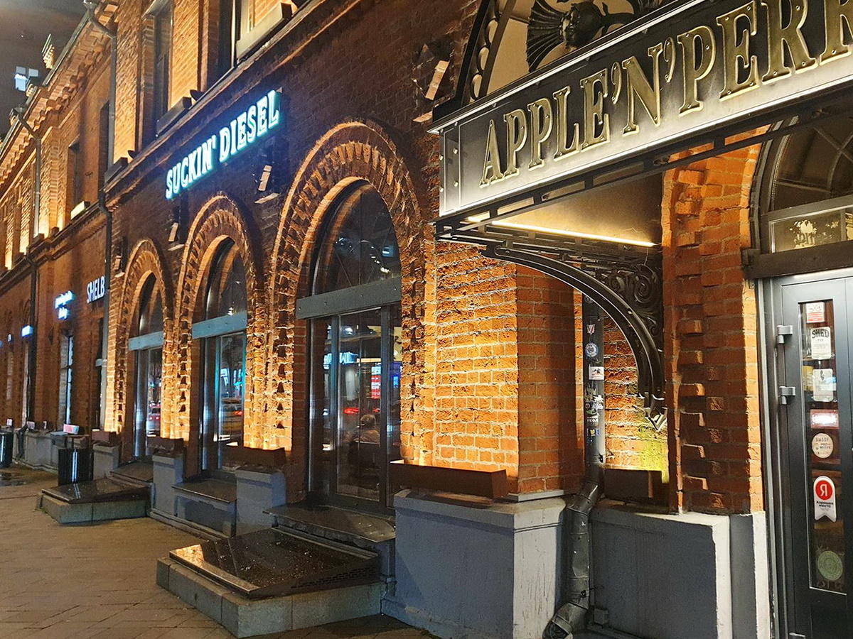 Вход в паб Suckin' Diesel