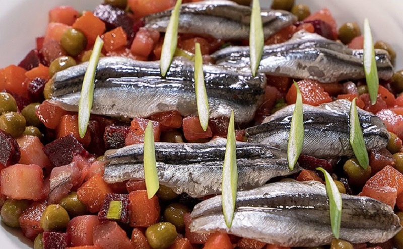 Винегрет с килькой: добавляем один ингредиент и превращаем простой салат в событие на столе