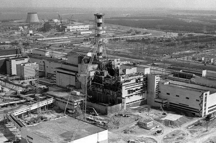     Вид на разрушенный энергоблок ЧАЭС с вертолета    
Личный архив Дмитрия Хазанова