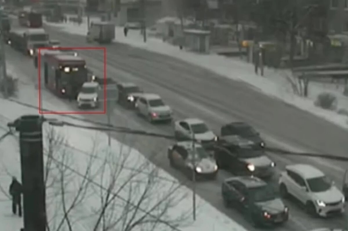    В Перми пассажиров автобуса высадили на Карпинского из-за ДТП с легковушкой