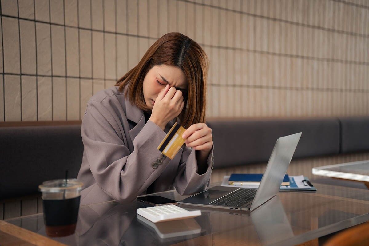 Как справиться с долгами и кредитами? Помогут психология и правильные установки. Источник: THICHA SATAPITANON / Shutterstock / FOTODOM📷
