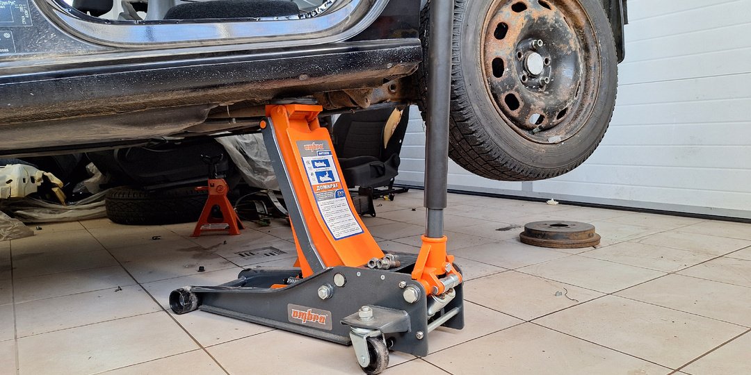 Купил мощный 3-тонный подкатной домкрат. Выбор модели был неслучаным - рассказываю, что в нём особенного