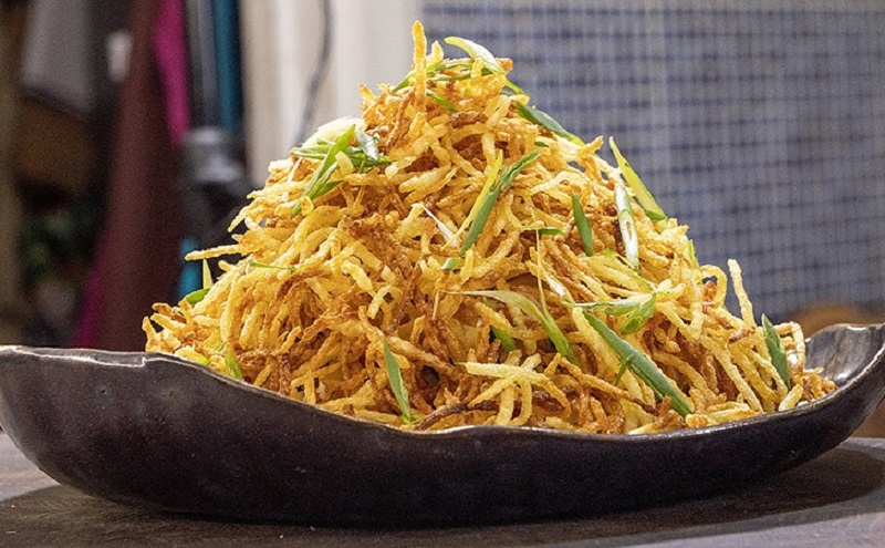 Салат “Муравейник” — хит новогоднего стола: сытно, эффектно, просто!