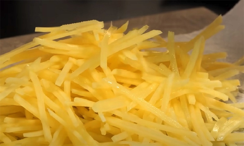 Салат “Муравейник” — хит новогоднего стола: сытно, эффектно, просто!