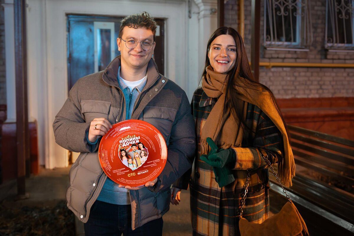 Многодетный папа в исполнении Филиппа Бледного теперь будет воспитывать дочерей с вернувшейся Дашей (Анастасия Сиваева). СТС 