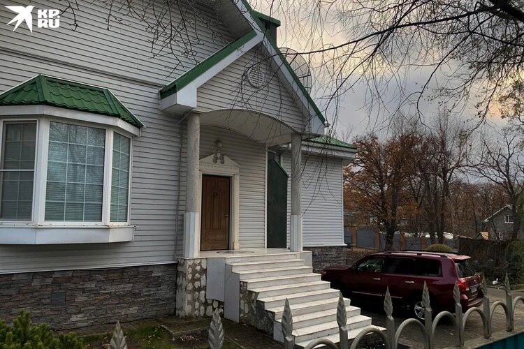 В этом доме жила семья. Фото: Ростислав Сахалинов