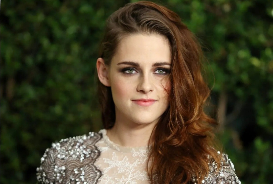 А эту актрису все смотрят довольно часто, ведь многие любят фильм "Сумерки" про вампирскую любовь и романтику на деревьях и в лесах