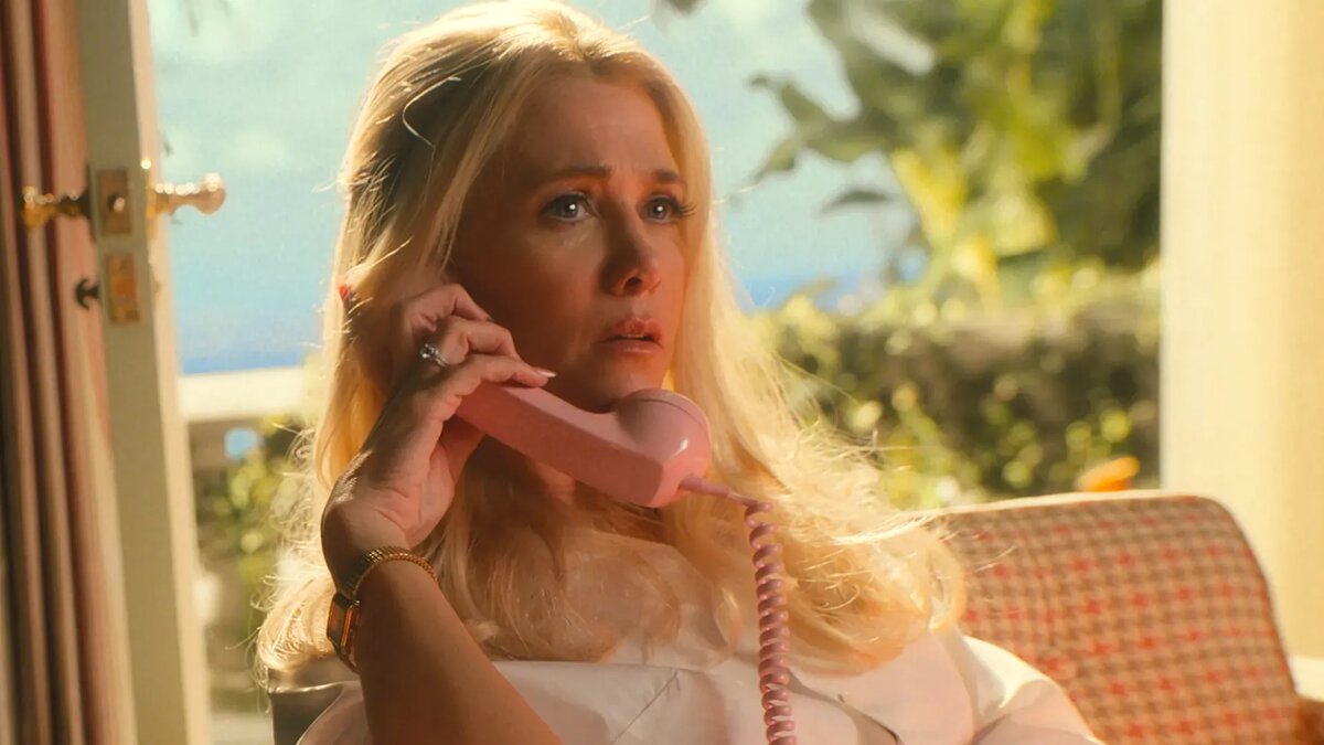 кадр из сериала "Палм Рояль"