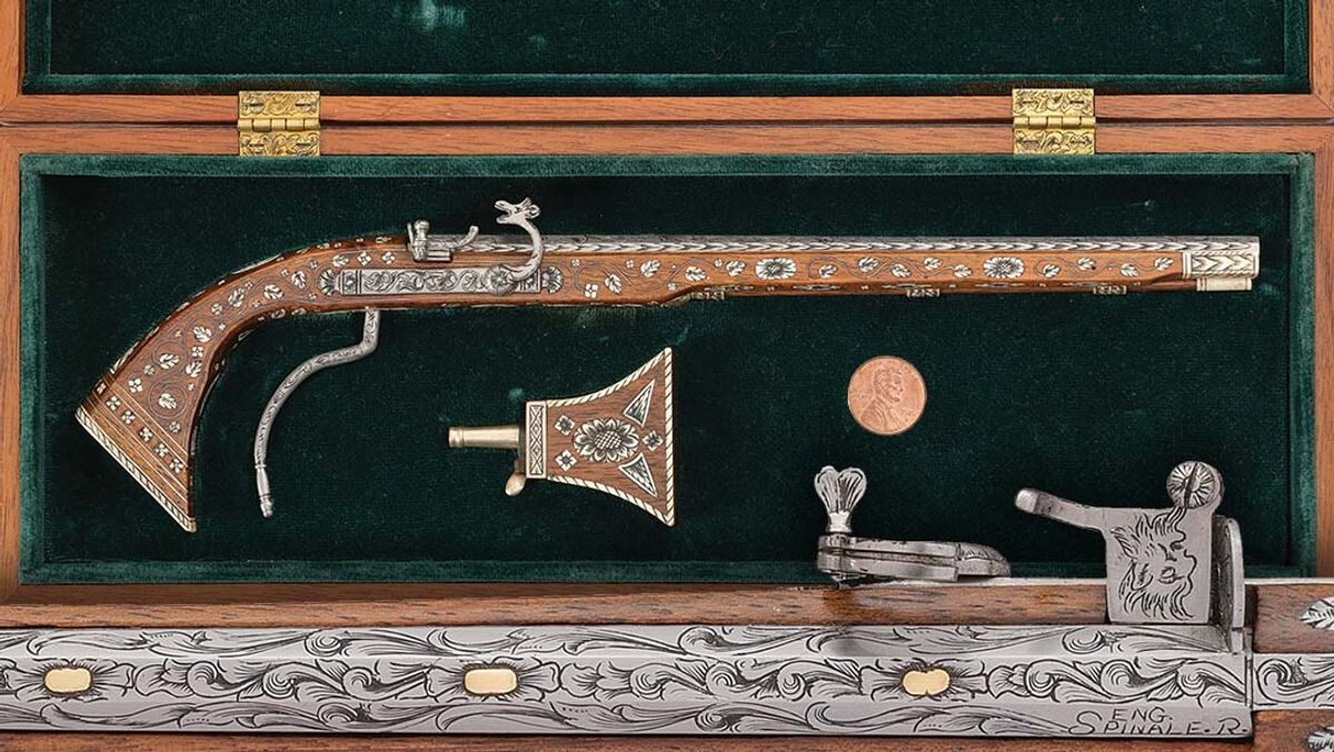 Миниатюрная фитильная петриналь с гравировкой в оригинальном кейсе.