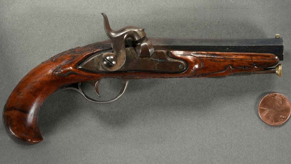 Этот крошечный пистолет, изготовленный в Европе в середине XIX века, может стрелять.