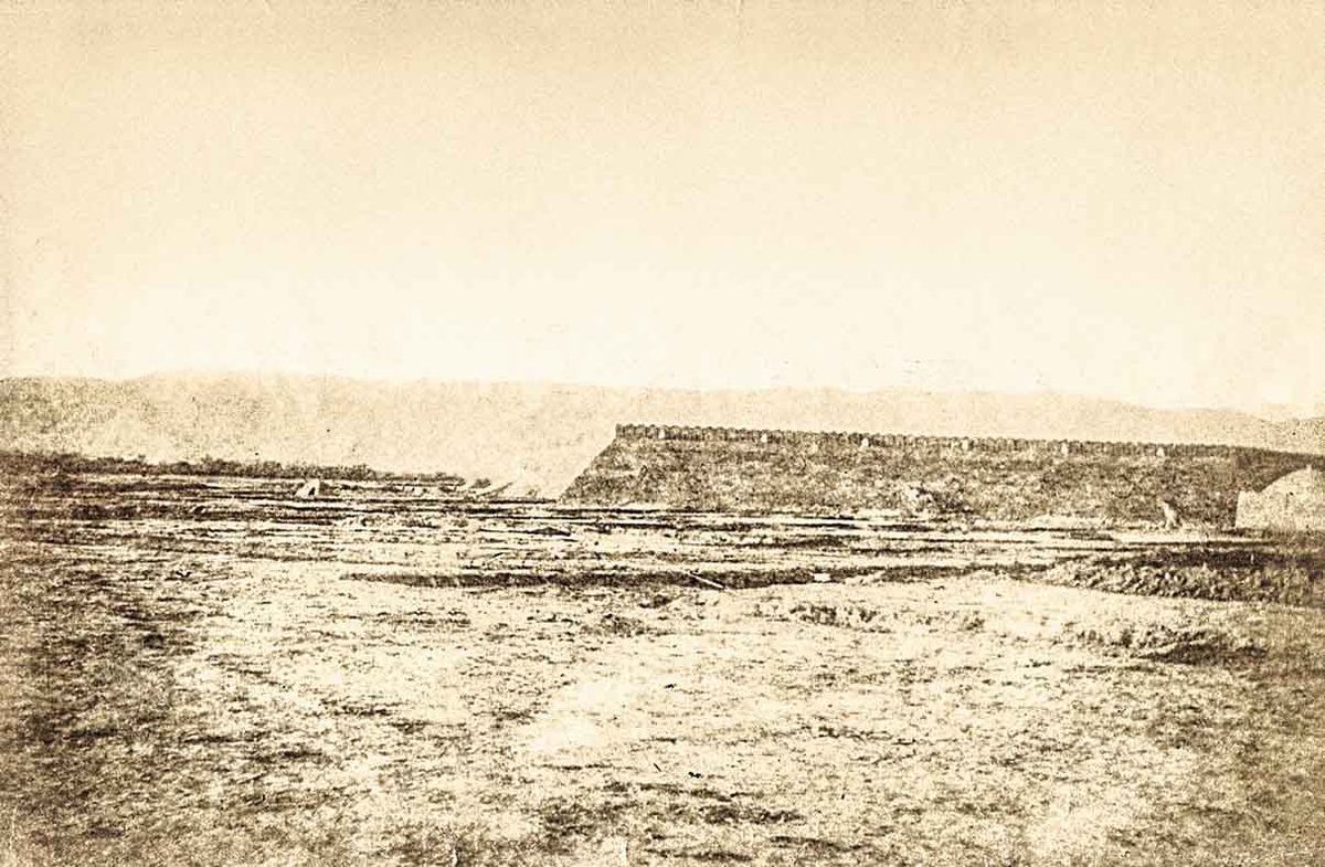 Одна из фотографий крепости Дейдади, сделанных Корниловым, ныне хранится в частной коллекции в Шотландии. Фото предоставлено М. Басхановым