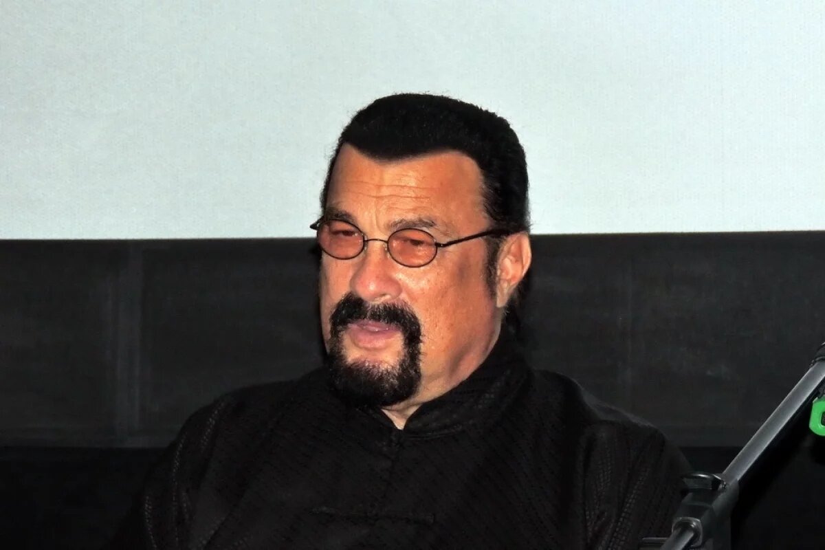    Хоккеист Елесин рассказал о внезапном визите Стивена Сигала в раздевалку