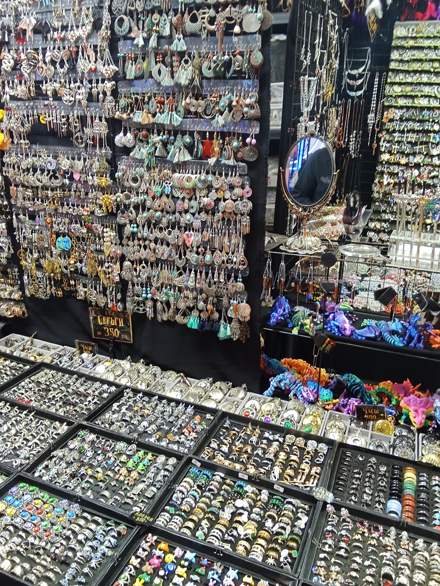Здесь продаются различные украшения