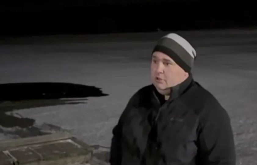 Под Воронежем водитель спас провалившегося под лед ребенка