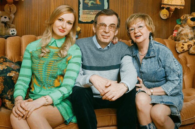    Анна Тараторкина в окружении своих знаменитых родителей