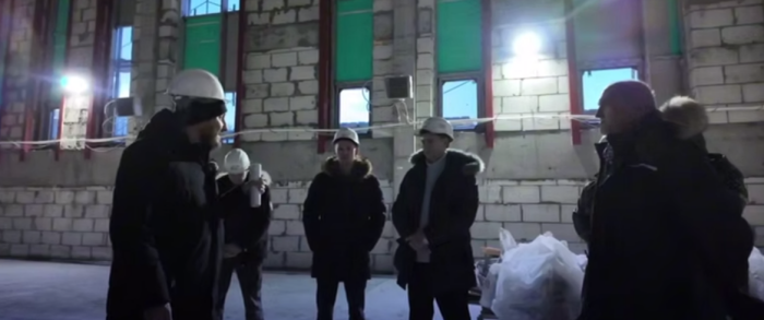 Горячий диалог происходил в холодном недостроенном школьном спортивном зале / Скриншот кадра видео УКС Чукотского автономного округа