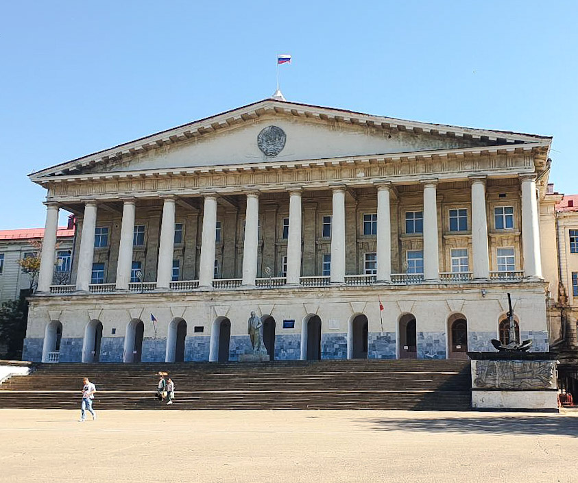 Под сенью стен и строгих и прекрасных..