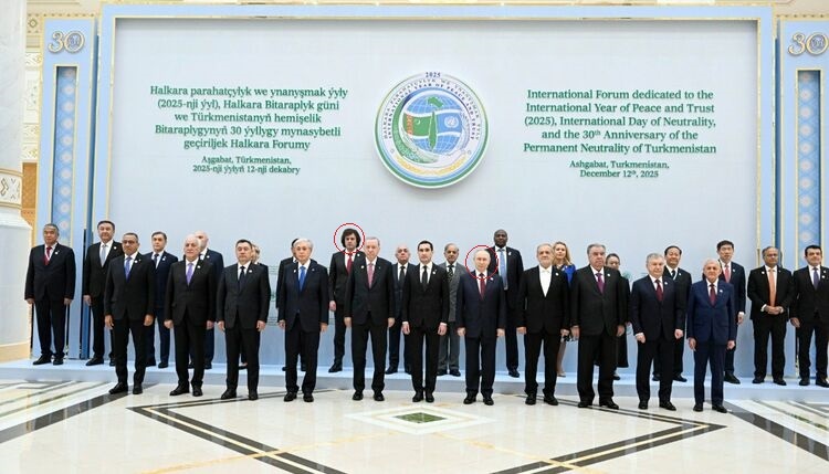 Все участники форума в Ашхабаде, Туркменистан.