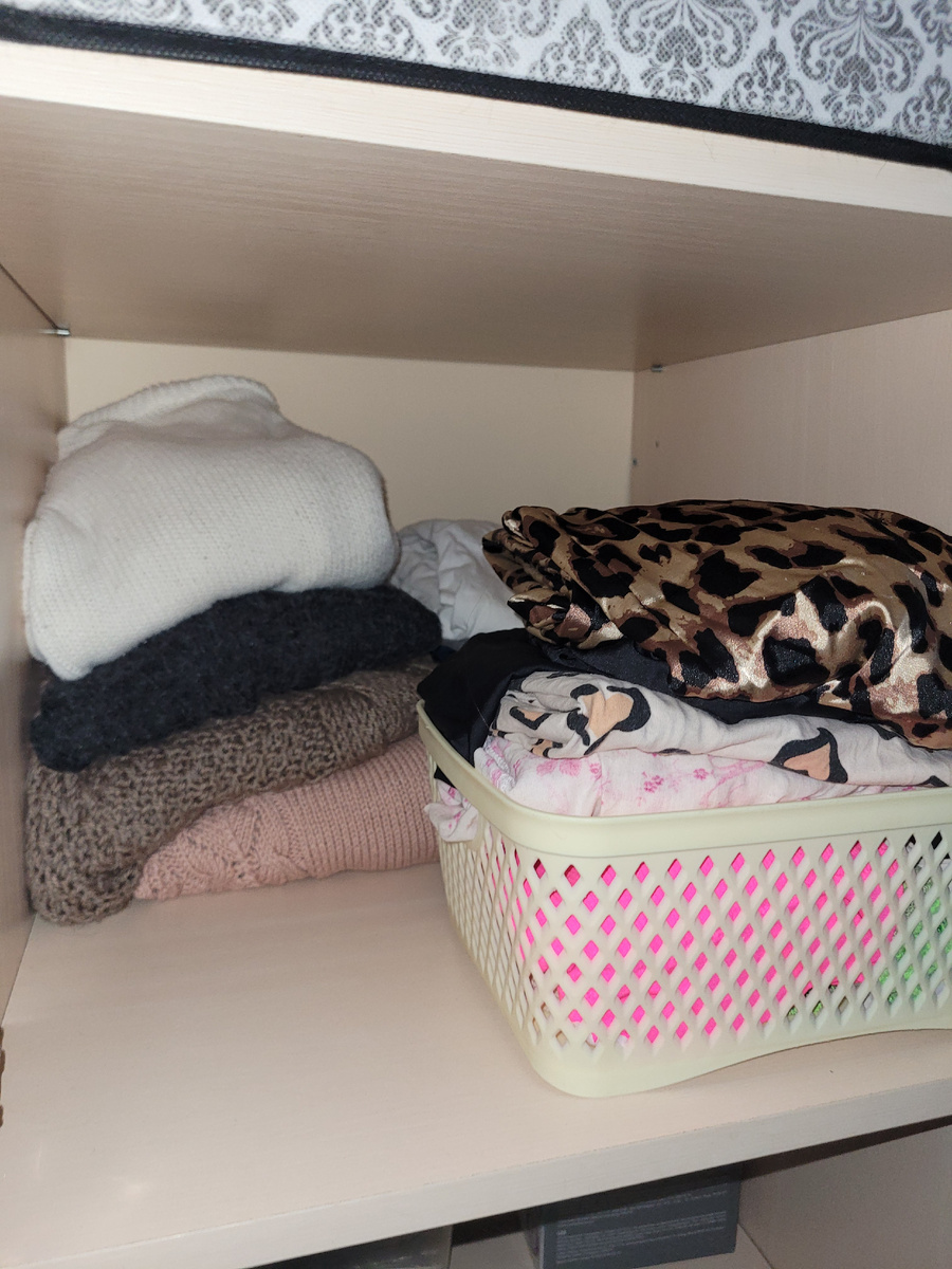 Домашние свитера, шорты, спортивные штары, сорочки, пара пижамных костюмов и белье помещается все на одной полке. Дома я стараюсь выглядеть аккуратно, но как правило, это вещи, которые я не ношу уже на выход. 