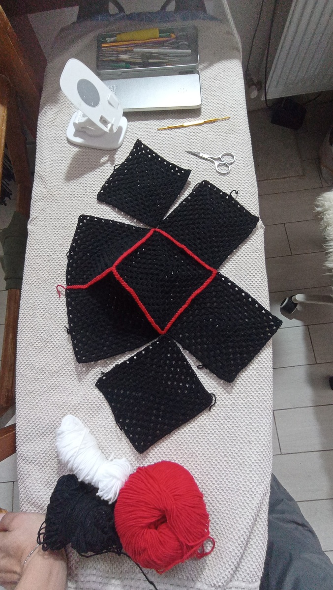 Фото процесса вязания чепчика. 