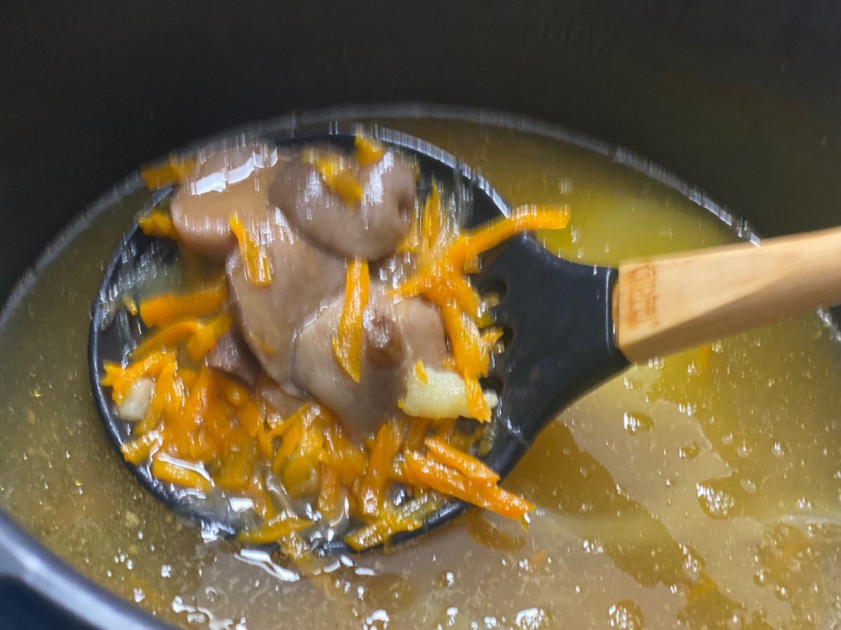 В скороварке он получается насыщеннее. 