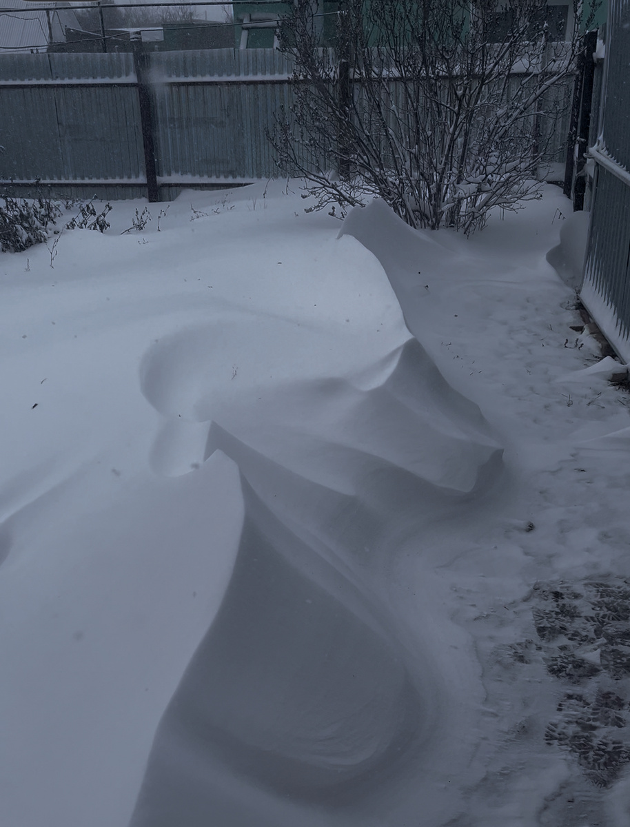 Вот какие снежные дюны намело, высотой до метра