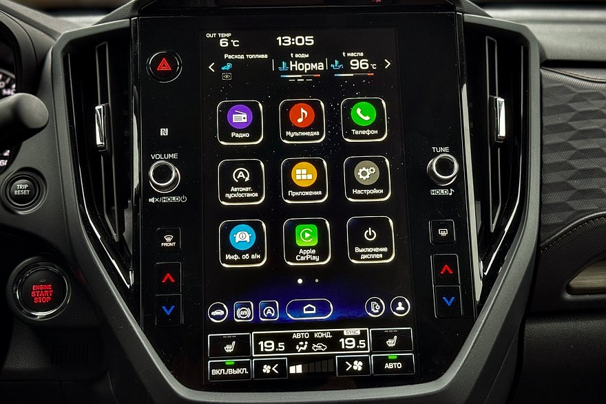 Дисплей мультимедиа смотрится весьма архаично, хотя и не лишен эстетики