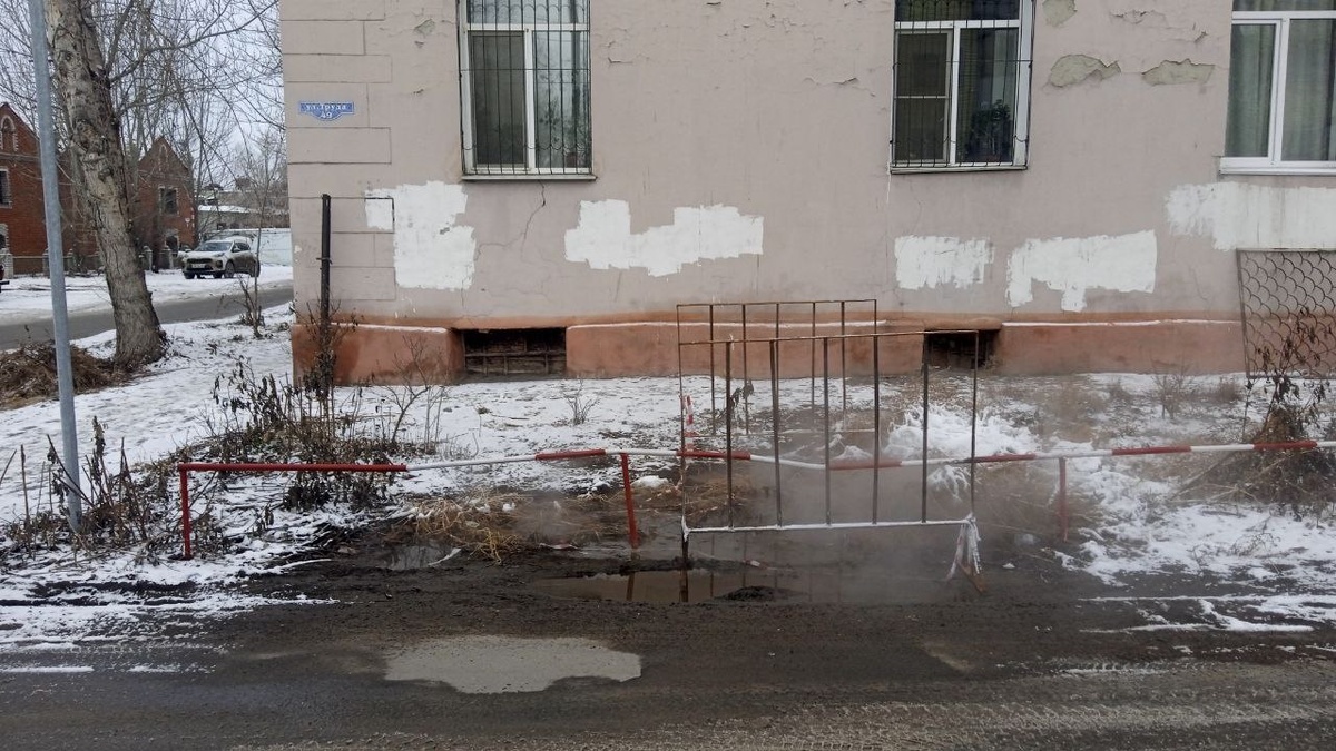 г.Омск  ул.Труда 49 (ул.Чайковского)   вот вот   зафантанирует.                                                                   Аварию неустраняют ждут морозв ???  14.12.2025г.  16.10