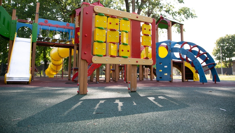    Новые совеременные детские площадки строят с учётом безопасного пребывания детей в таких локациях Фото: Валерия Алтухова / / ИА «Победа26»