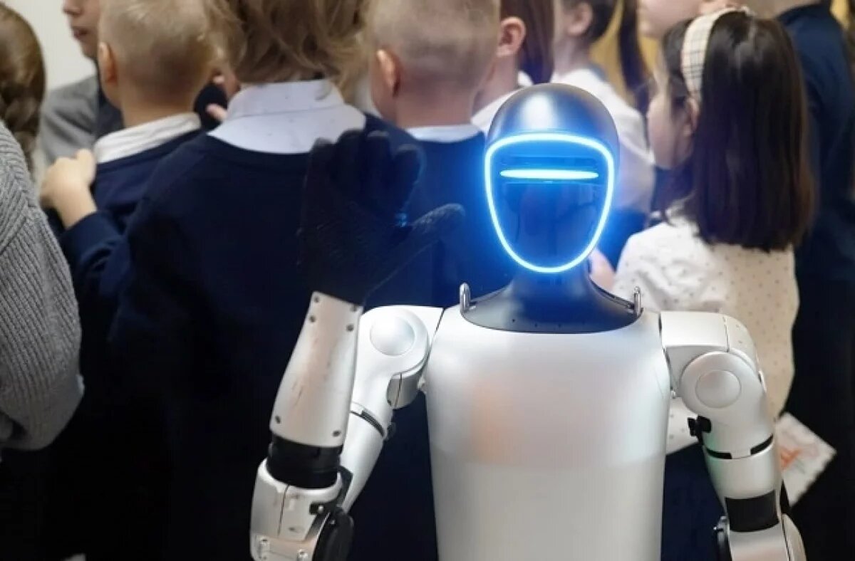    Ученики «Уральского Хогвартса» провели день без гаджетов в компании робота