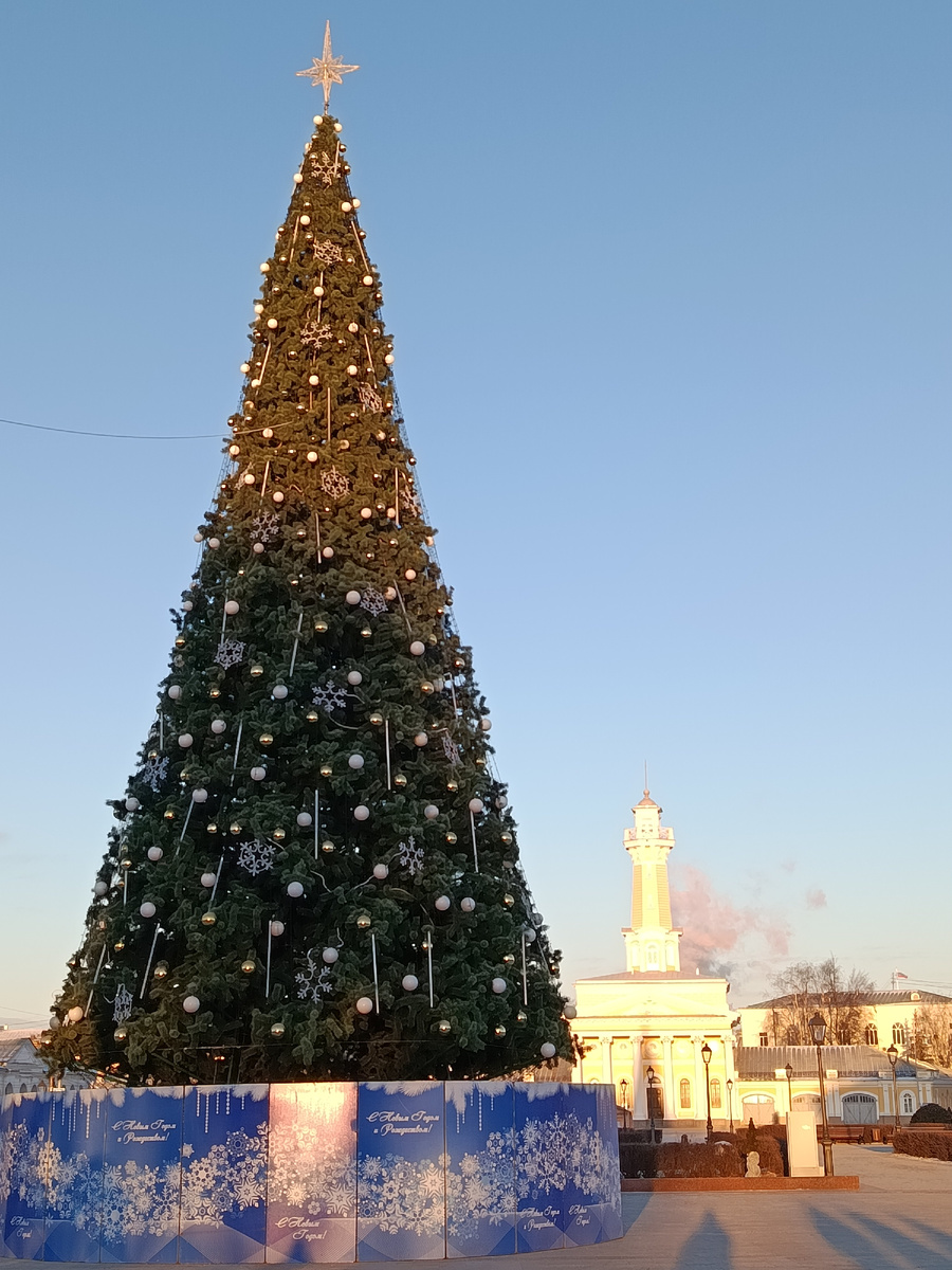 Ёлка в Костроме пока не сияет, а Пожарная каланча в лучах утреннего солнца светится