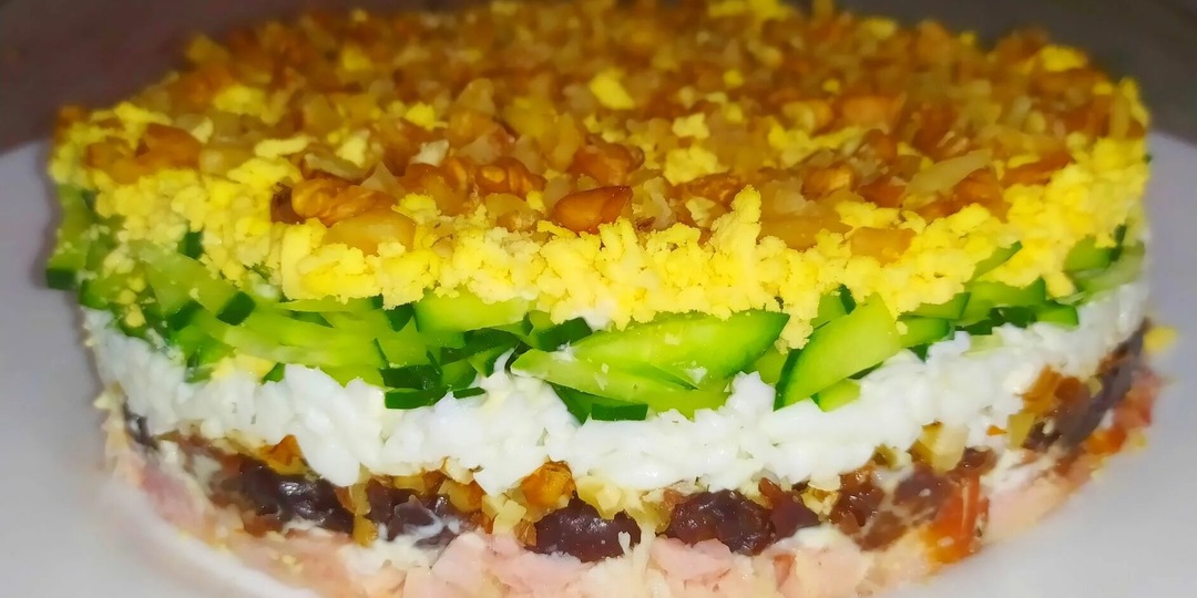 Слоеный САЛАТ с КОПЧЕНОЙ КУРИЦЕЙ и черносливом! ВКУСНО и СЫТНО!