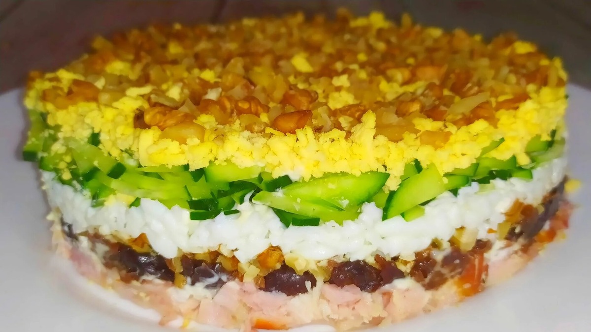  Салат с копчёной курицей и черносливом. Фото автора.