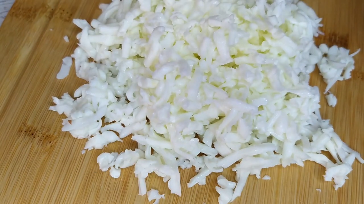 Салат с копчёной курицей и черносливом. Фото автора.