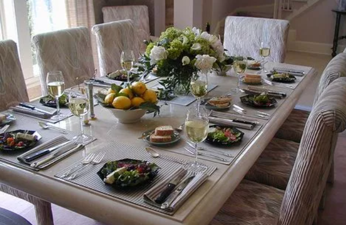 Фоточка из интернета. Как-то всегда не до фотографирования столов