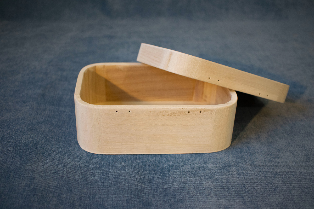 Деревянная заготовка из павлонии в форме шкатулки готова для творчества. Она отшлифована и покрыта грунтовкой. Со шкатулки сняты золотые петли и замок. Фотография автора статьи.