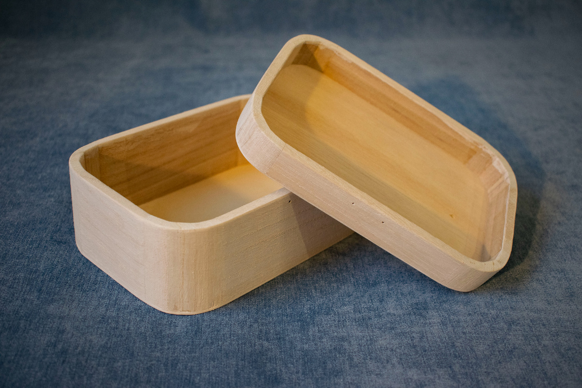 Деревянная заготовка из павлонии в форме шкатулки готова для творчества. Она отшлифована и покрыта грунтовкой. Со шкатулки сняты золотые петли и замок. Фотография автора статьи.