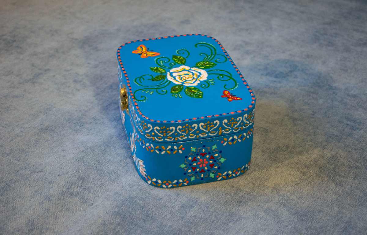 Деревянный сундучок «Райский сад» расписала Виктория Михалина 10 декабря 2025 года в технике точечной росписи. В композиции шкатулки изображены мандалы. Фотография автора статьи.